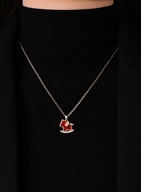 红色小马吊坠项链高级感轻奢配饰