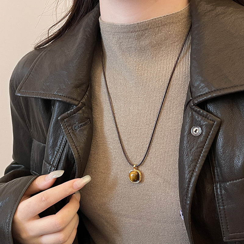 美拉德虎眼石吊坠黑皮绳项链女2025新款毛衣链高级感轻奢小众颈链 - 图2