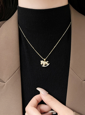 金色小马微镶钱币吊坠日常百搭