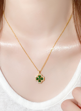 满钻镂空四叶草吊坠项链配裙子