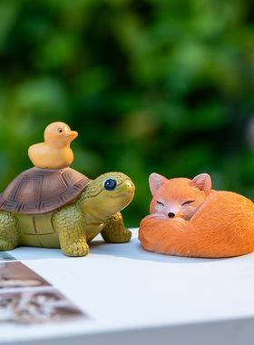 看书兔子小乌龟桌面树脂摆件