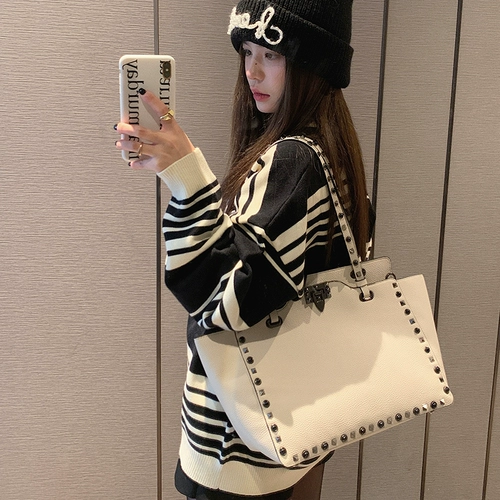 Вместительная и большая сумка через плечо