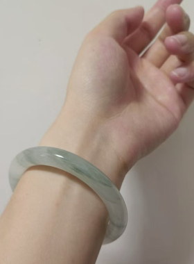 水贝天山翠手镯,冰透质地+飘绿纹理,美到心颤手镯界的 清新天花板