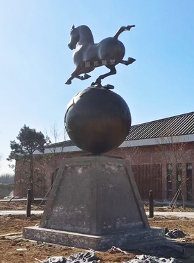 大型户外广场园林地标性铜雕铸铜骏马 奔马群马动物景观雕塑定做