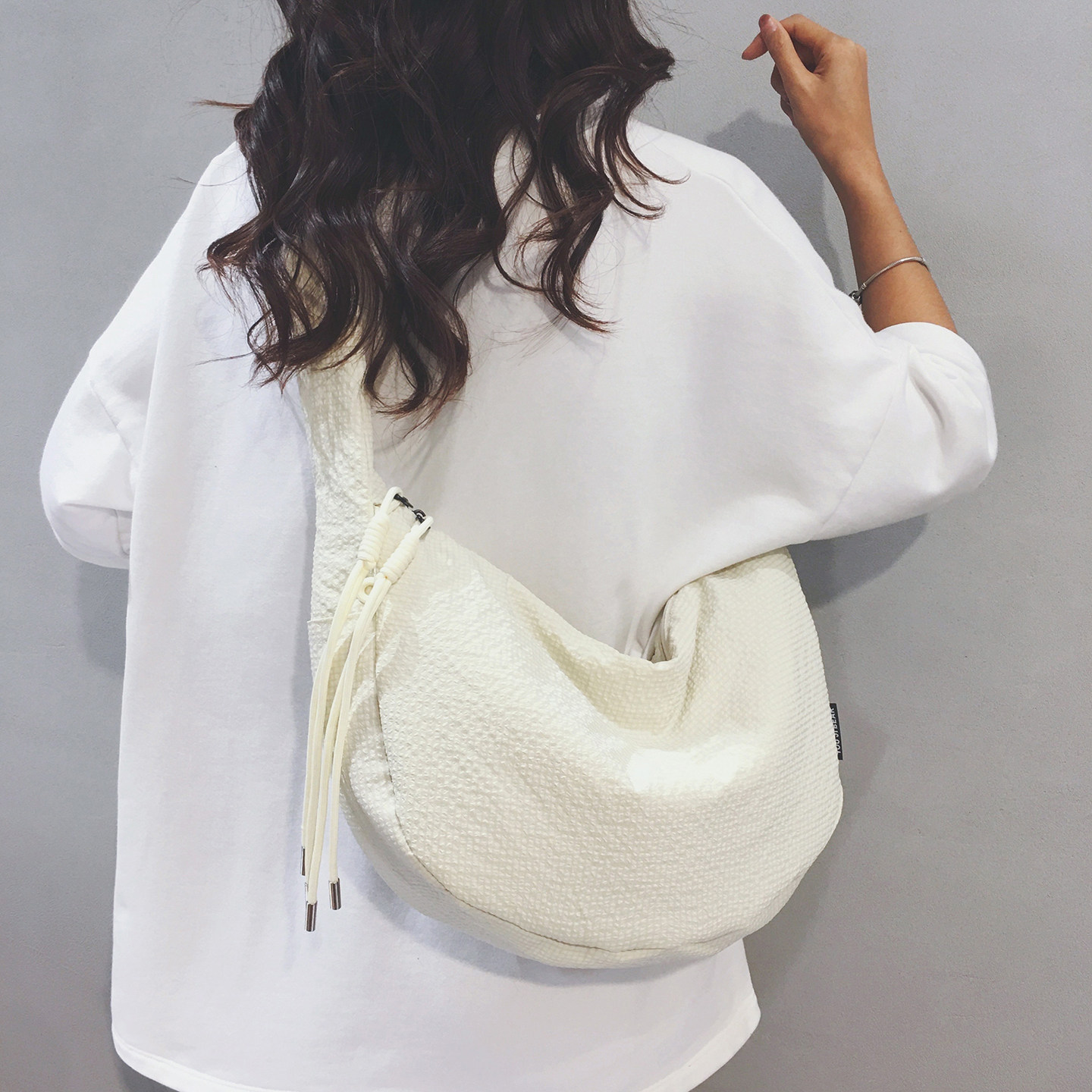 简约大容量帆布包女2025新款休闲百搭通勤斜挎包运动旅游饺子包潮,淘宝优惠券,粉丝福利购,淘宝优惠卷