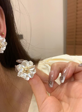 欧饰泥白色山茶花耳钉