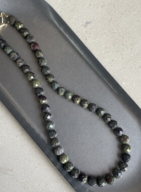 密林之中。天然龙血石硬切绿红色系8mm串珠项链简约精致个性时髦