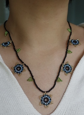 夏日氛围。可爱彩色花朵黑白蓝撞色吊坠进口米珠项链时髦清新个性