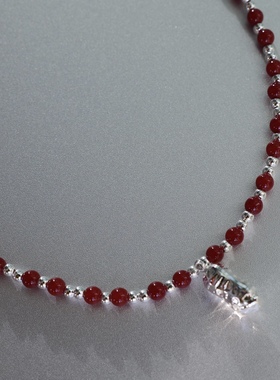 好事花生。亮眼红色人造珍珠银豆吊坠项链时髦个性秋冬节日氛围