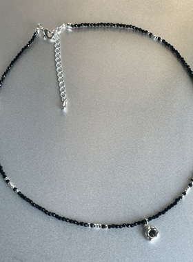 明亮眼睛。闪亮黑尖晶银撞色橄榄石吊坠细项链时髦叠戴百搭简约