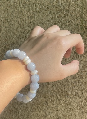 视觉降温。天然贝壳浅蓝色圆球石串珠弹力手链清爽夏日时髦个性