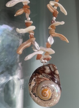 沙滩漫步。天然贝壳海螺吊坠碎石不规则串珠项链个性波西米亚度假