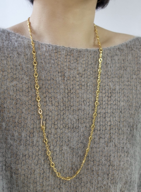 去繁就简。闪亮金色O型环挂钩设计猪鼻长项链毛衣随性时髦高级
