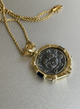 古老时光。古希腊士兵天使正反面做旧硬币吊坠金色长项链时髦毛衣