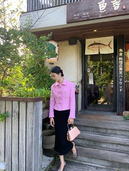 Zhao Youzhen French retro handmade rose placket suit top design niche ເປືອກຫຸ້ມນອກຂົນສັດສັ້ນສໍາລັບແມ່ຍິງລະດູຫນາວ