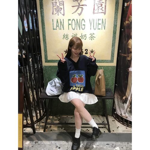 直邮 首尔印象韩代 26ss TOLL苹果图案宽松落肩V领休闲T恤卫衣女 - 图2