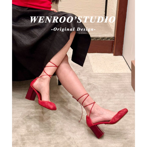 红色性感褶皱绑带时装凉鞋女粗跟2026夏季新款法式绝美浅口高跟鞋 - 图1