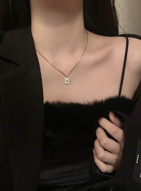 吊坠项链字母方牌高级感精致