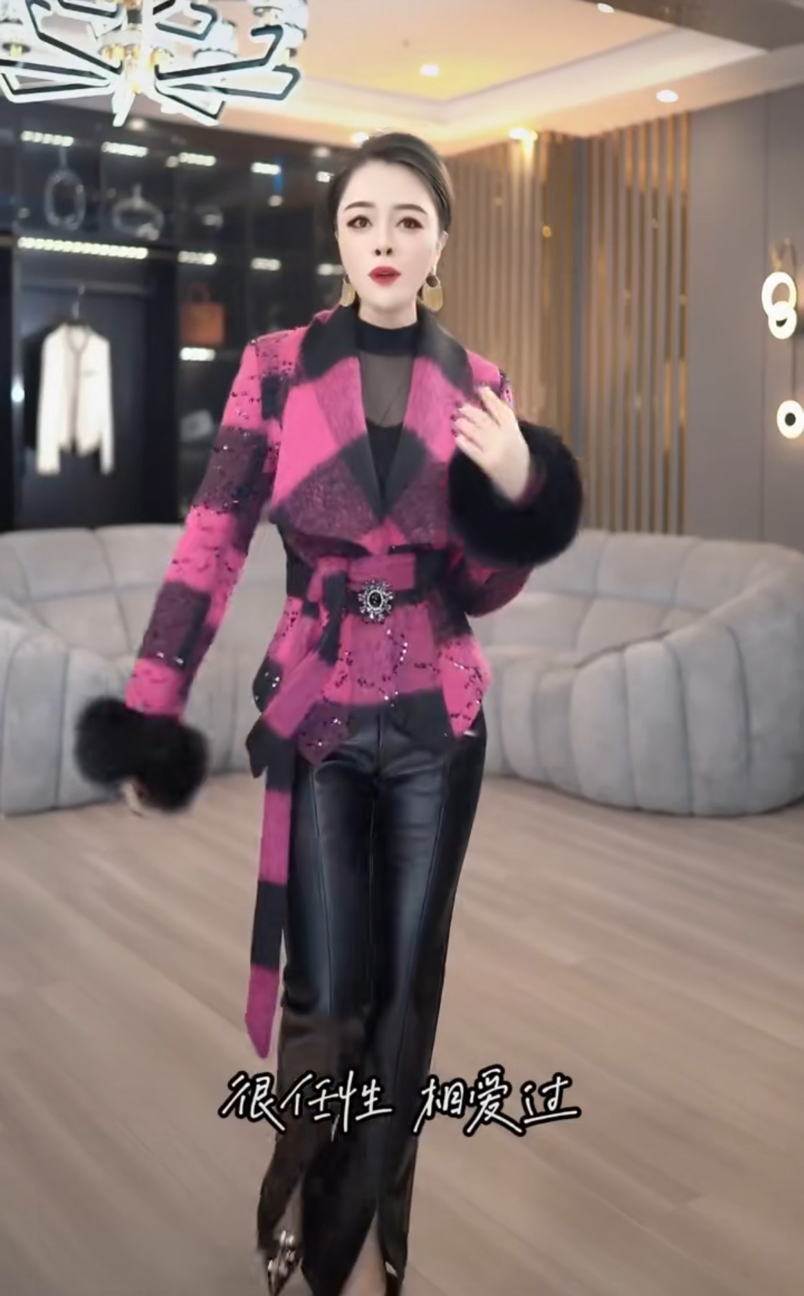 高端气质大翻领长袖外套女2023秋冬新款收腰格子毛呢外套微喇皮裤,淘宝优惠券,粉丝福利购,淘宝优惠卷