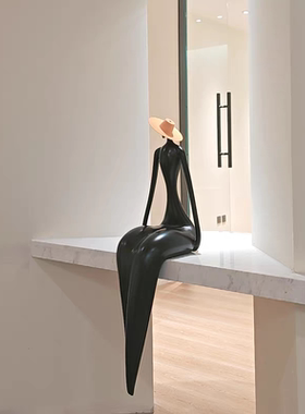 抽象艺术人物坐姿售楼处玄关客厅电视柜摆件意式极简装饰摆件