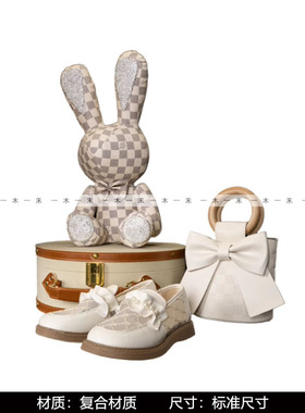 样板间女孩房衣柜软装摆件