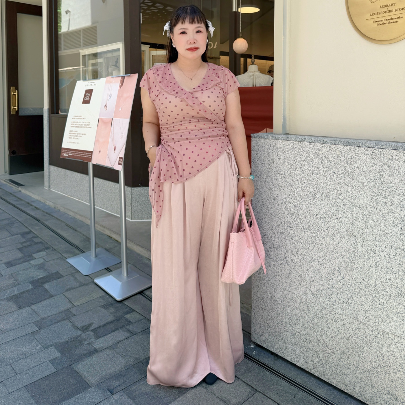 精灵家微胖2025大码女装荷叶边V领不规则上衣透视波点设计感上衣 - 图2