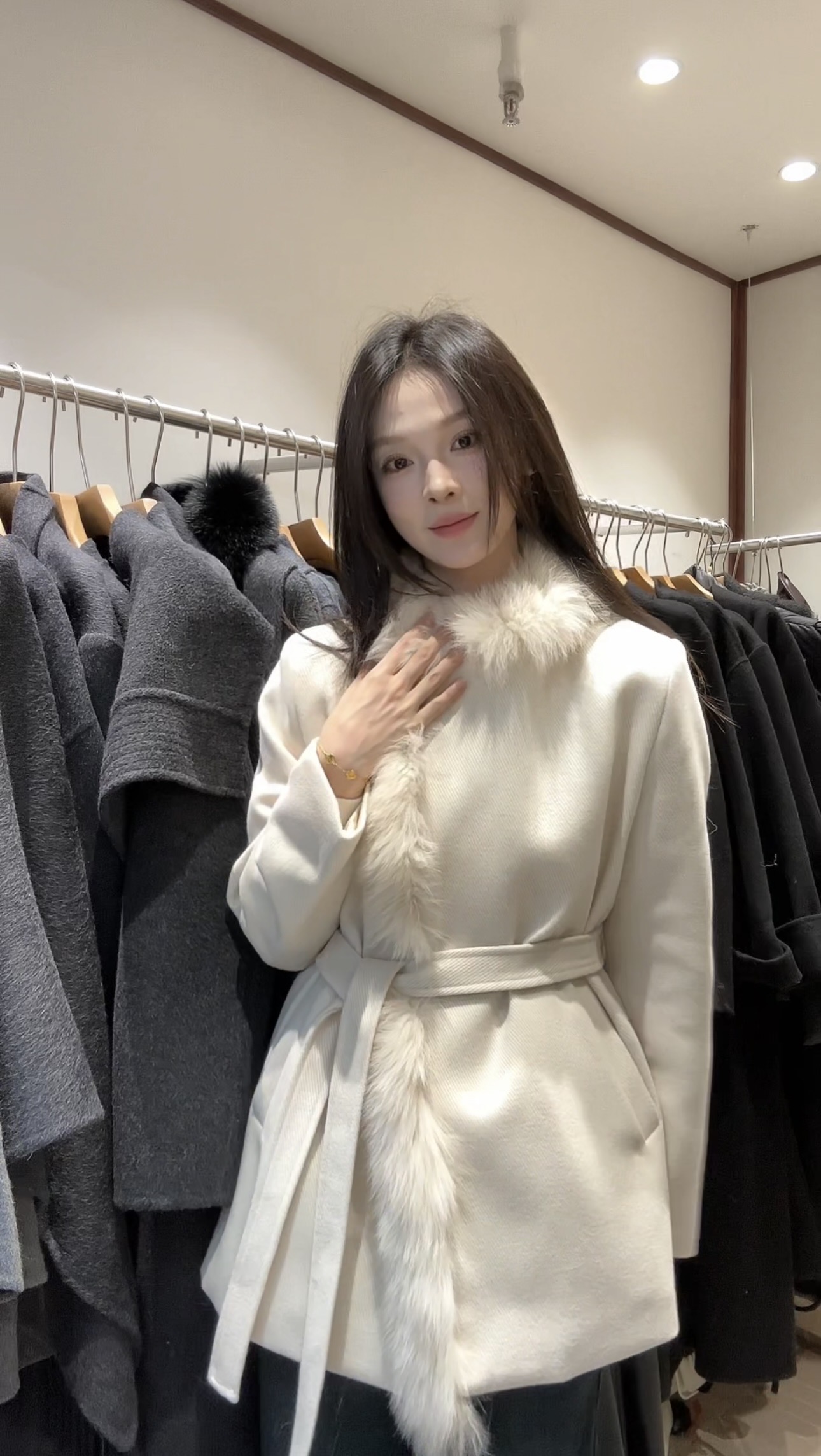 U.me小香狐狸毛领呢子大衣2025冬新款内胆羽绒50白鸭绒中长款外套 - 图0