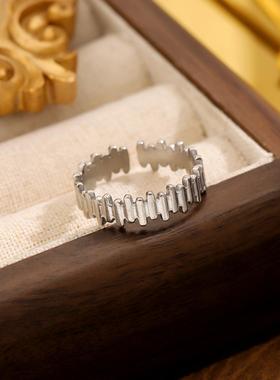 欧美油压条纹钛钢戒指金色