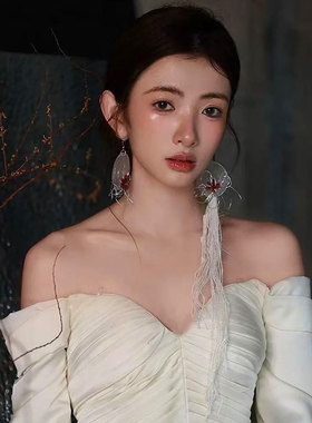 新中式耳坠新娘婚纱耳环高级感白色毛线长流苏耳饰气质结婚纱礼服