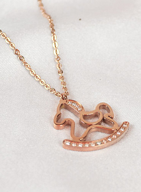 本命年镶钻钛钢玫瑰金色锁骨链