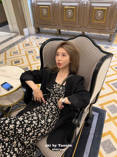 ski byTannin玫瑰岛碎花黑色连衣裙女性感修身春夏中长款荷叶边裙 - 图2