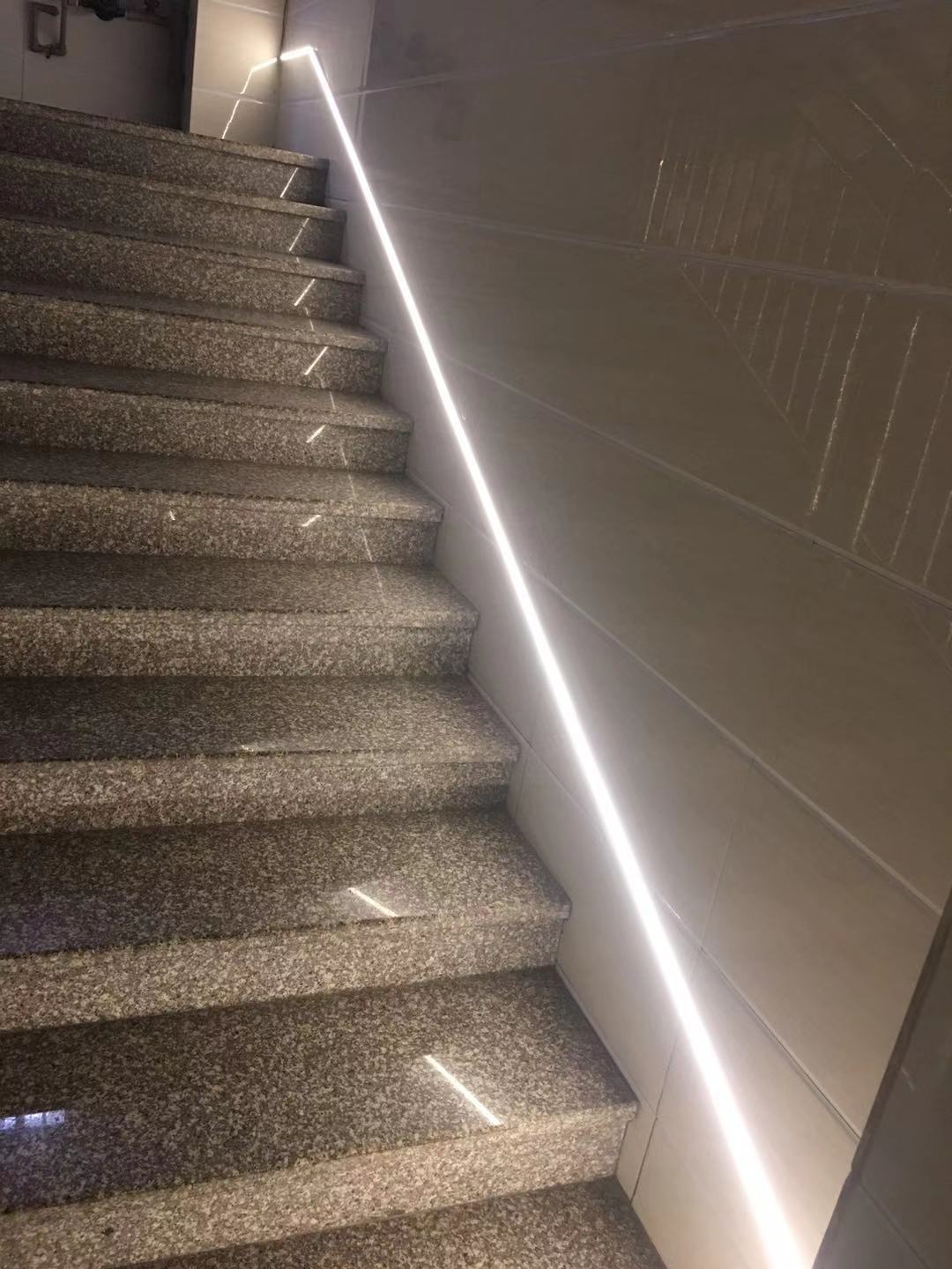 网红水流楼梯感应灯带diy制作明装暗转楼梯感应灯流水感应灯带包