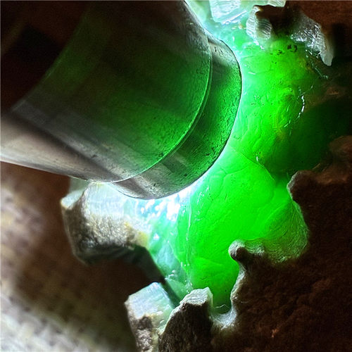 翡翠原石玉石毛料后江敞口开窗料肉质细腻冰阳绿肉质发黑牌子挂件 - 图1