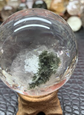 天然绿幽灵水晶球摆件直径56.3毫米全绿全包裹绿幽灵岛屿水晶球