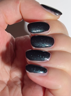 Essie微光疗指甲油390 Black Diamond深邃纯黑基底细腻银蓝绿偏光