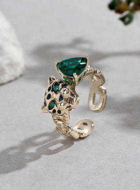 Favorite高街潮酷猎豹雕刻开口戒指欧美风轻奢绿色锆石豹子头指环