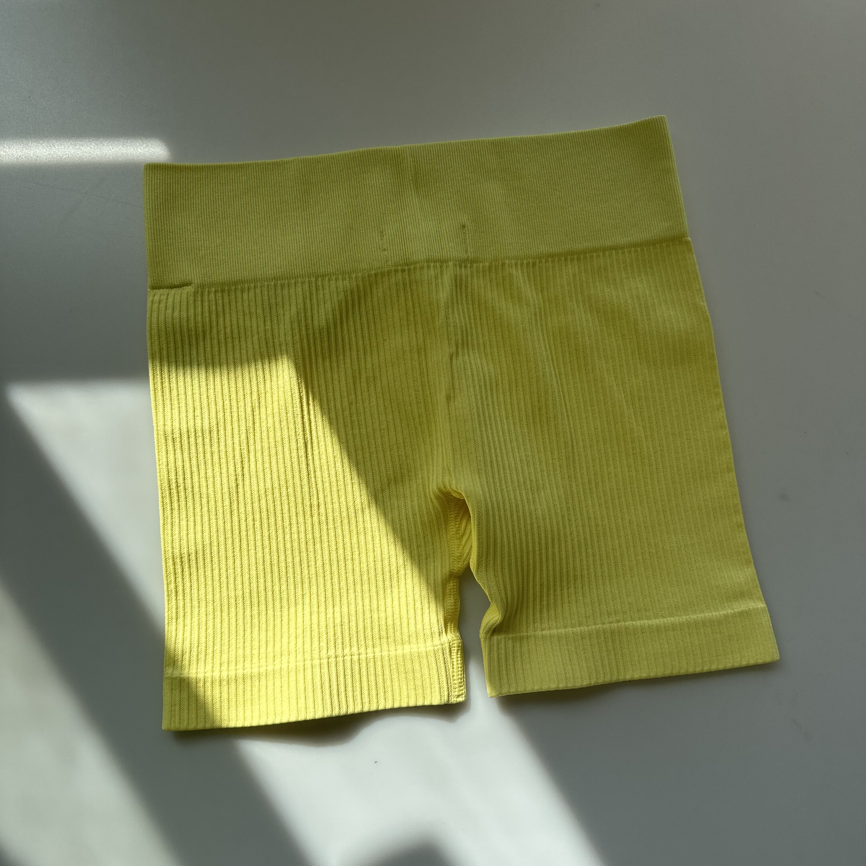 外贸原单无缝针织运动短裤女高腰提臀高强三分裤跑步健身瑜伽短裤 - 图0