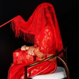 Свадебная церемония невеста, красное держание, кровавая сказка, шарф с красной головкой китайский сервер Xiuhe Server xipa Humi Humi Halfly Turbal Scarf термин