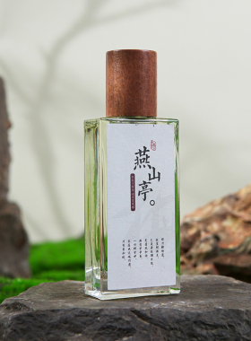 夏茉踏雪行清冷雪地行走暗香犹存