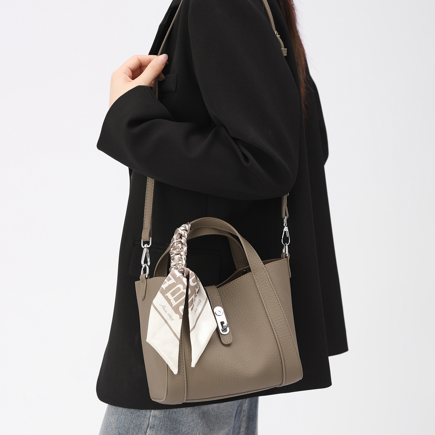 2025新款时尚手提菜篮子包高级感通勤百搭斜挎包水桶包真皮女包,淘宝优惠券,粉丝福利购,淘宝优惠卷