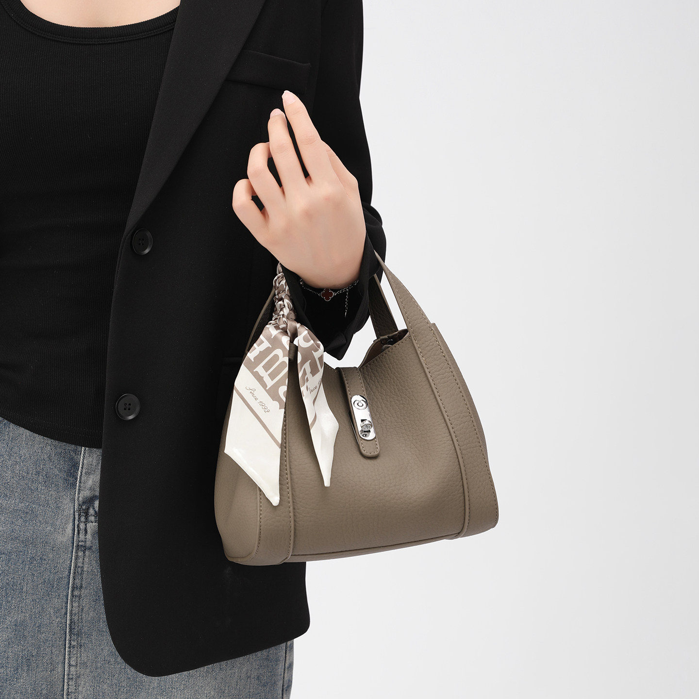 2025新款时尚手提菜篮子包高级感通勤百搭斜挎包水桶包真皮女包,淘宝优惠券,粉丝福利购,淘宝优惠卷