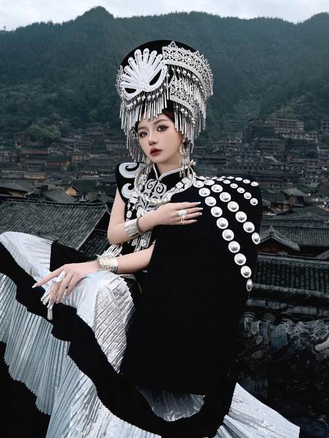 Yi costumes, high-end ethnic style travel photography, ethnic minority costumes, Miao girls' suits, performance stage photo suits