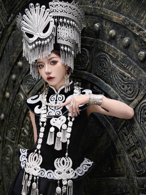 Yi costumes, high-end ethnic style travel photography, ethnic minority costumes, Miao girls' suits, performance stage photo suits