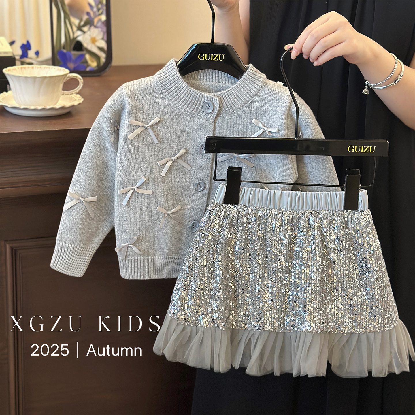 女童毛衣套装春秋季2025新款儿童蝴蝶结针织开衫亮片短裙两件套潮 - 图1