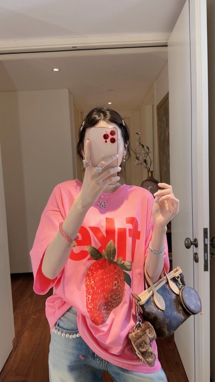 【张静芝】洋气大颗草莓红字母印花减龄粉嫩短袖T恤-图1