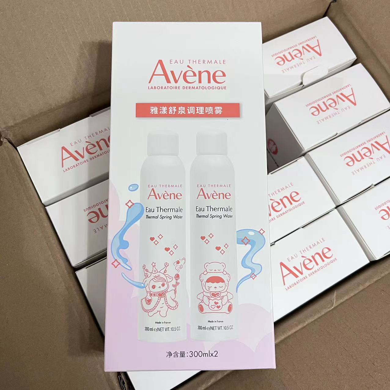 法国护肤品牌EAU THERMALE AVÈNE雅漾和POPMART泡泡玛特合作，推出“治愈联萌”限定联名礼盒，礼盒内含PUCKY定制公仔和雅 ...