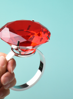 表白神器水晶大钻戒求婚送女友