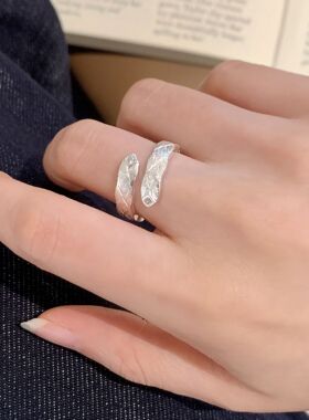 简约拉丝菱格交叉戒指女几何网格时尚百搭叠戴开口指环通勤食指戒