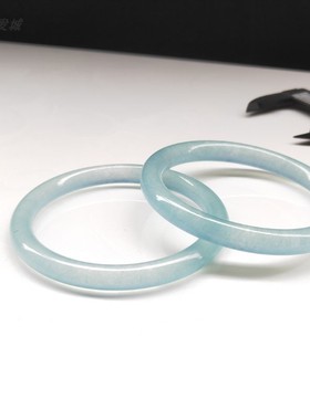 翡翠色石英岩玉手镯美少女款圆条