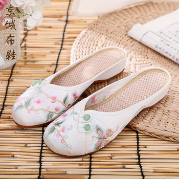 Summer ໃຫມ່ retro ເກົ່າປັກກິ່ງເກີບເກີບຜ້າສໍາລັບແມ່ຍິງແປນອ່ອນ chassis buckle embroidered slippers antique satin Hanfu ເກີບ